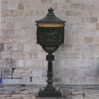 posti otsas vanaaegne postkast, roostekindel, roheline