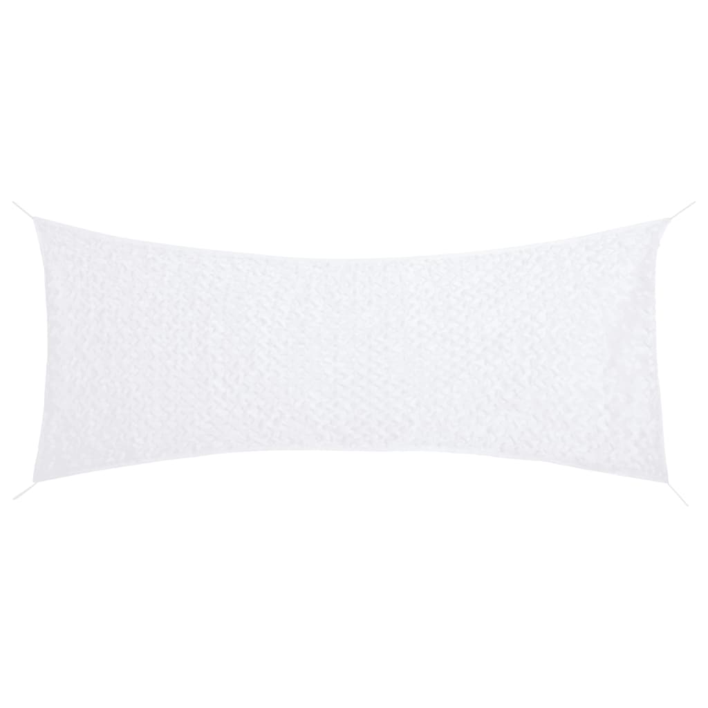 Valge talvine peitevõrk lumises metsas